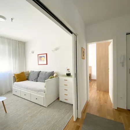 White 5 Apartment *