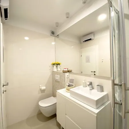 Apartment White 5 Split